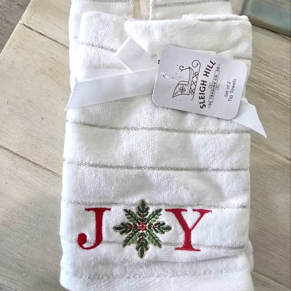 JOY & Holly Christmas hand Towels 2 pk *New* - Picture 1 of 1